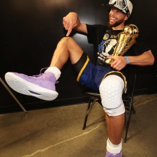 Curry renouvelle un contrat à vie de plus d'un milliard de dollars